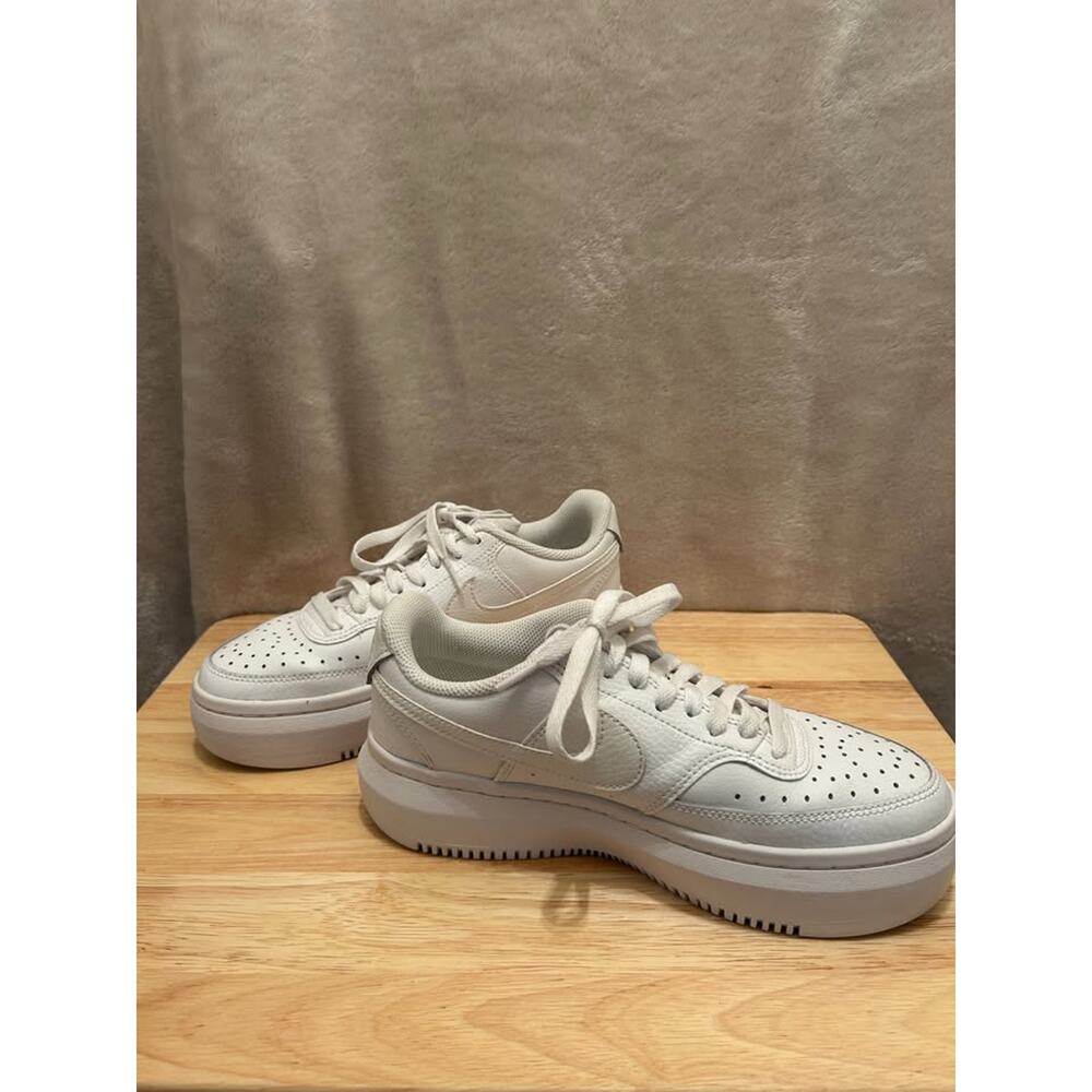 Women's NIKE Court Atla, size 8.5 - Picture 4 of 7